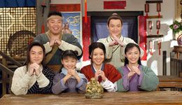 求好运的年轻人，挤满了购物中心的财神殿