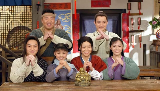 求好运的年轻人，挤满了购物中心的财神殿