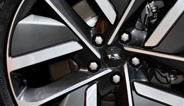 增長神話暫停，理想“尖子生”光環(huán)失效？