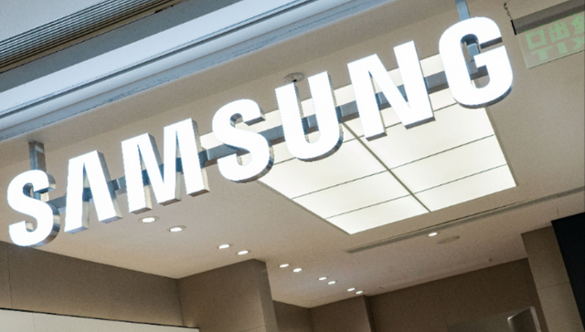 三星明年或推“阔折叠”手机，与iPhone Fold正面交锋