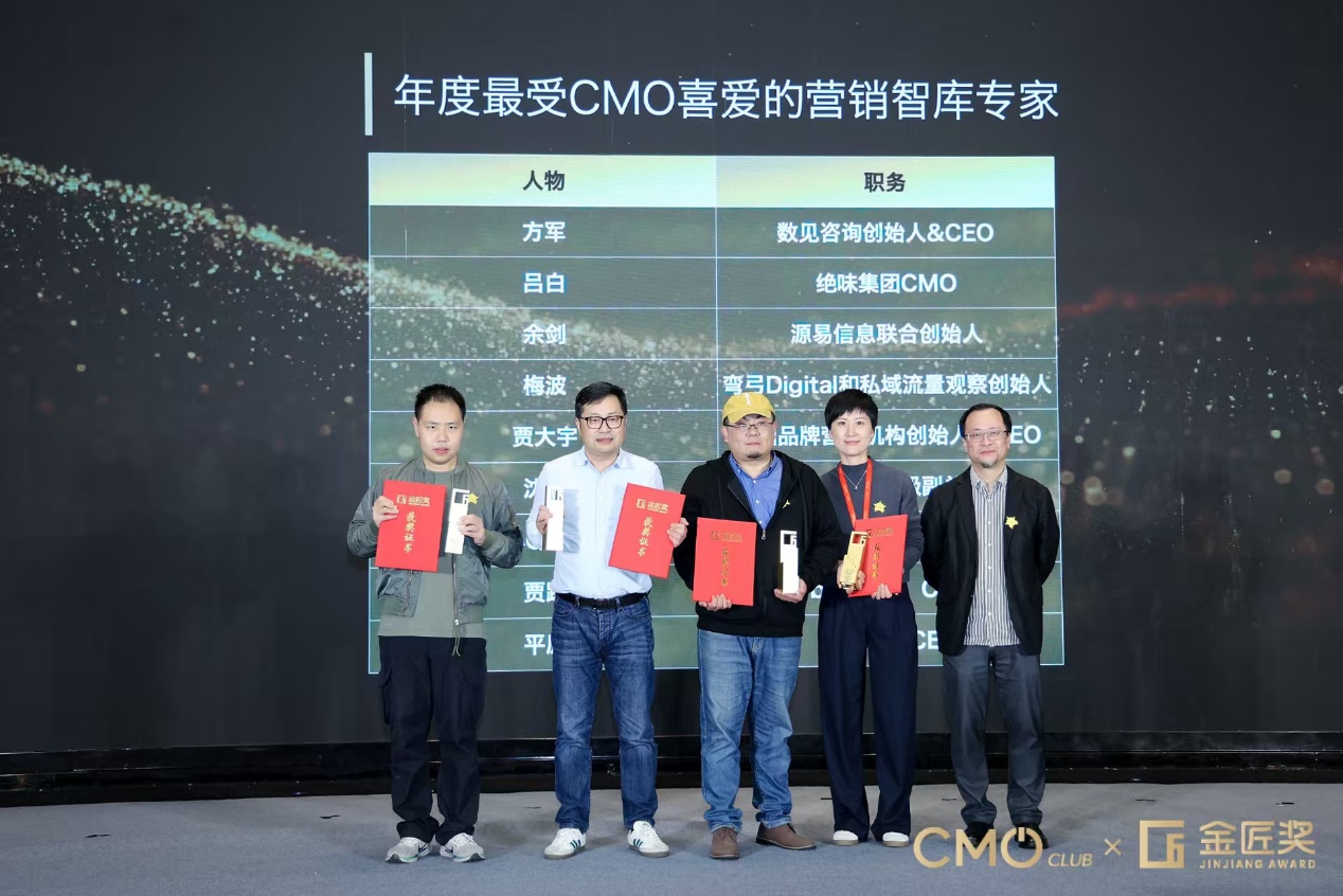 一群人站在一起AI 生成的内容可能不正确。