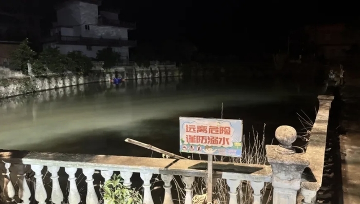 江西彭泽一幼儿园车辆落水8人遇难，附近村民：道路湿滑，下坡有弯道