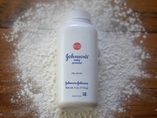 强生被判赔偿一女子约110亿元，创爽身粉致癌案赔付新高