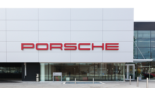 郑州中原保时捷中心疑连夜闭店 “跑路”，官方专班已介入调查