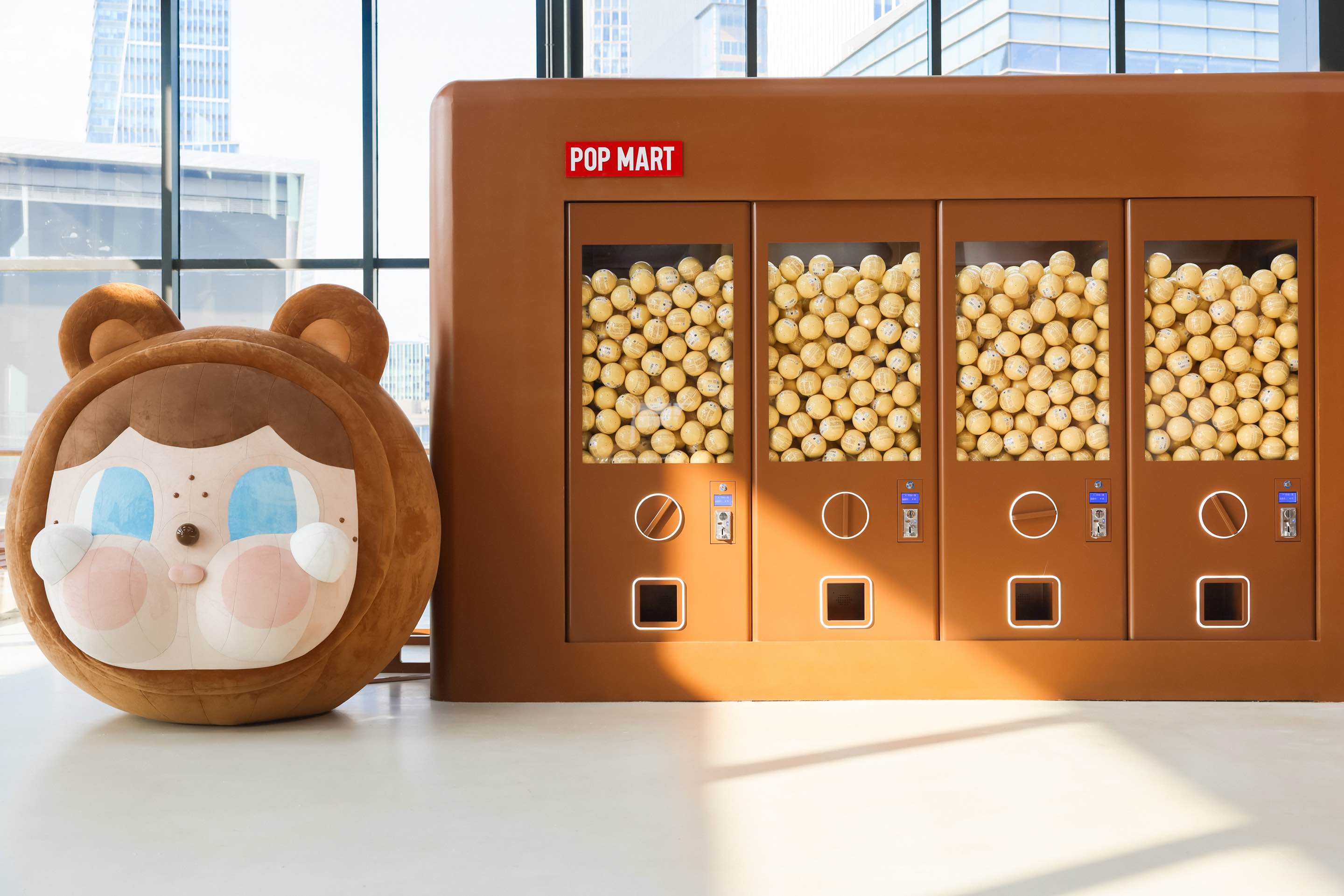 Crybaby特展在上海“柔软”启幕,雅诗兰黛发布全新“胶原建模”精华|是日美好事物|界面新闻 · 时尚