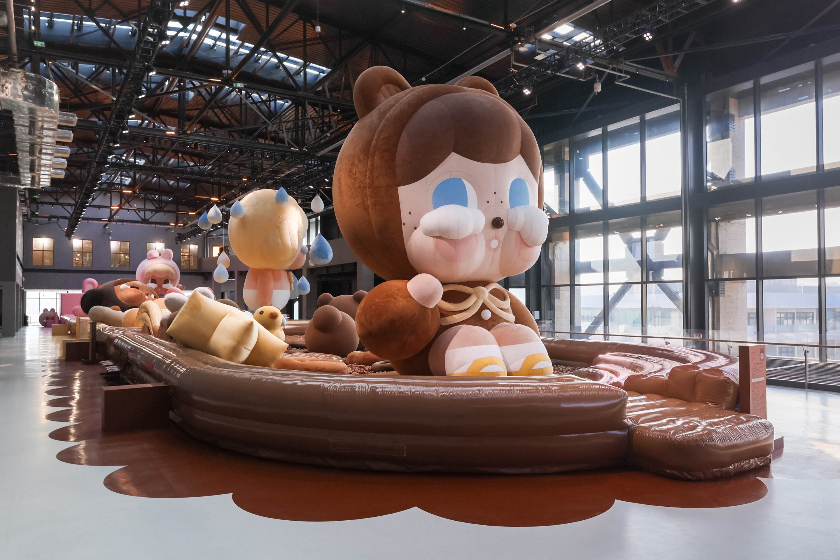 Crybaby特展在上海“柔软”启幕,雅诗兰黛发布全新“胶原建模”精华|是日美好事物|界面新闻 · 时尚