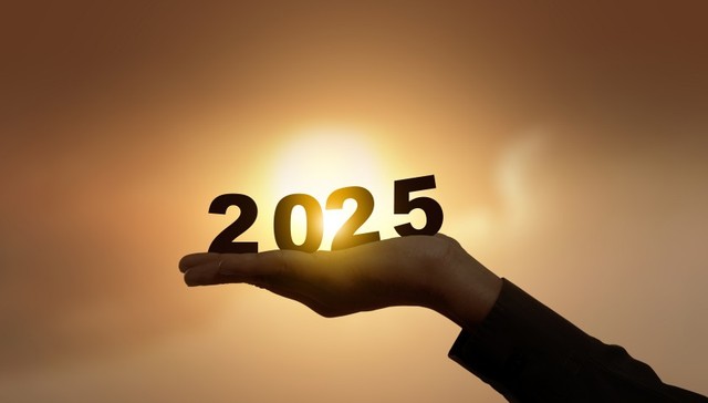 育儿补贴、免保教费、灵活就业者权益保障......那些民生暖意 | 2025年政策回顾