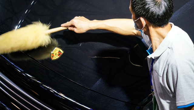 Porsche faces dealer disruptions in China as sales slump deepens