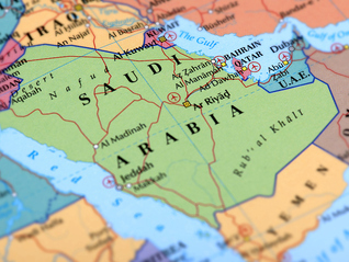 沙特空袭也门南方过渡委员会据点，后者受阿联酋支持