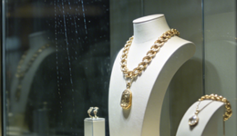 门店开太多，老铺黄金还是要稳着点