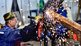 前11个月工业利润延续增长态势，装备制造业拉动作用最强