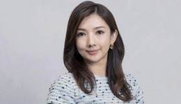 孫正義女兒走到臺(tái)前