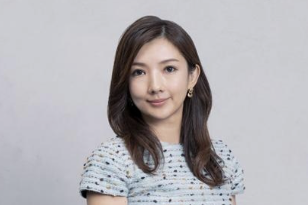 孙正义女儿走到台前