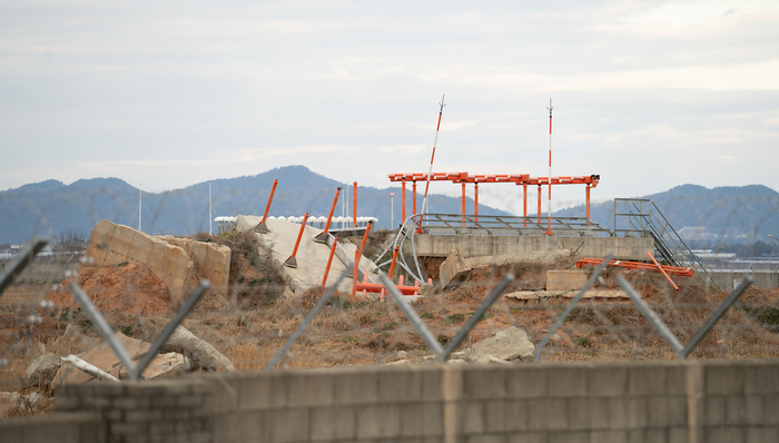 韩国空难满一年，政府机构首次承认机场违规安装混凝土结构