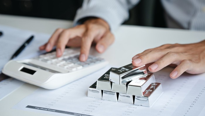 白银首破80美元关口后直线“跳水”，贵金属板块盘中震荡走强