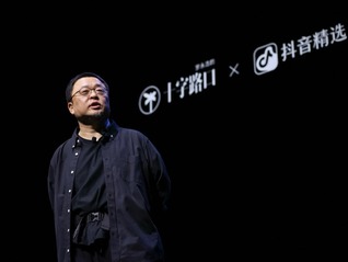 迟到近50分钟、全额退票、明星产品扎堆：罗永浩的“科技春晚”让谁赢了？