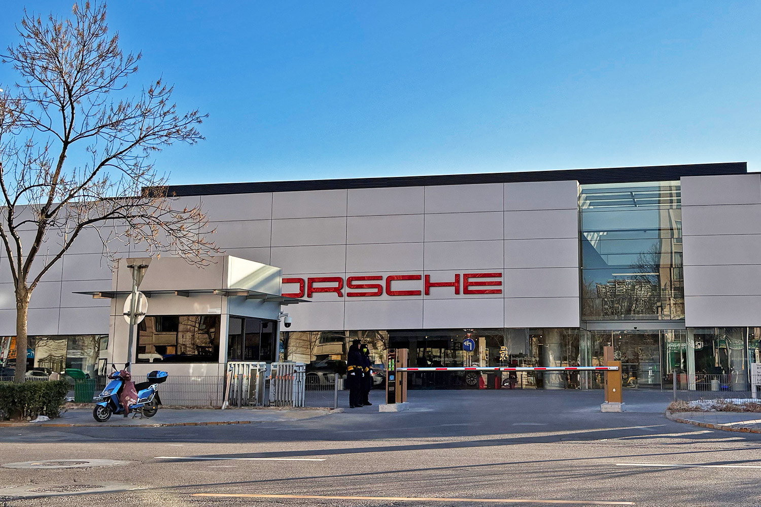 位于北京的保时捷经销商。图片拍摄/周姝祺