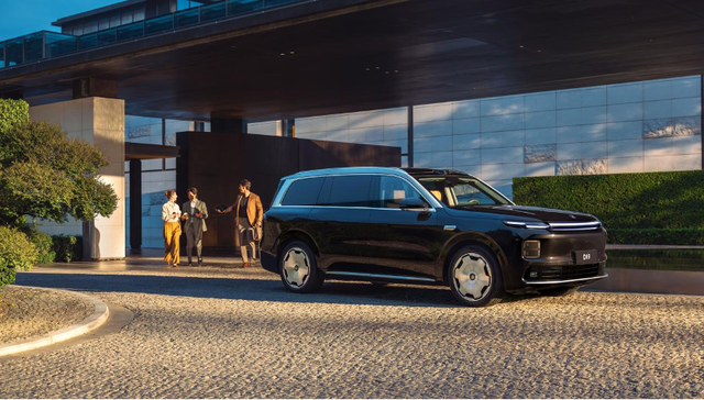 闪电快讯｜ 零跑D19内饰亮相 第一款MPV车型D99同步展示