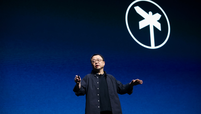 不再造硬件的罗永浩，办了一场硬件发布会 | 电厂