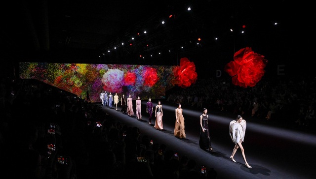 EP YAYING雅莹担纲开幕大秀，讲述“雅”的故事｜2025秋冬上海时装周