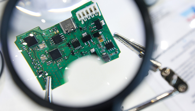 芯片“一分钟涨一次价”，关税风暴引发市场囤货潮