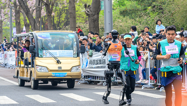 首场机器人半程马拉松决出冠军，21公里赛程考验了哪些能力？