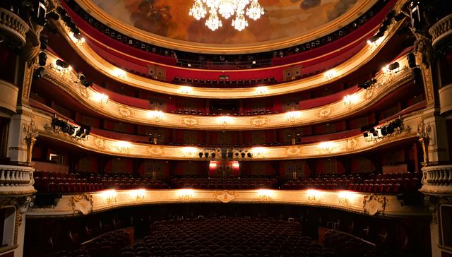 法国戏剧舞台上的奇珍异宝是怎么来的？