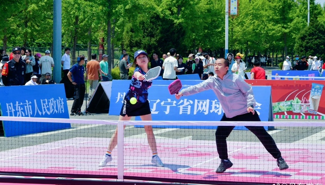 年轻人玩起匹克球，打开一个亿级消费市场