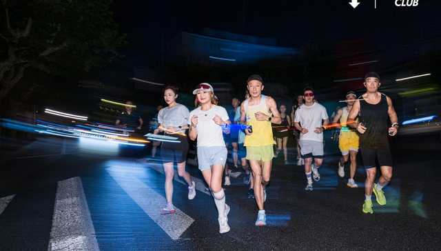 迪桑特盯上了精致白领的脚