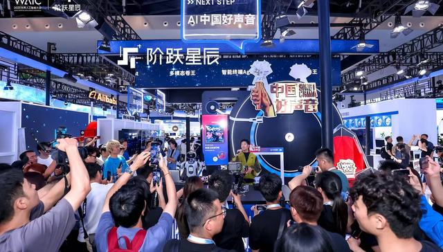 连续三年当主角的大模型，终于遍地都是应用了｜WAIC观察