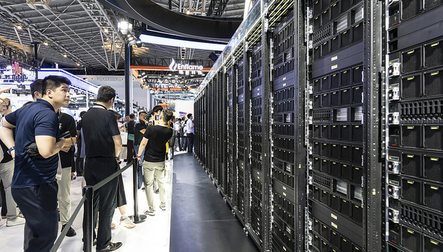 更大更强的“超节点”，国产算力厂商正追赶竞争对手“上牌桌” | WAIC观察