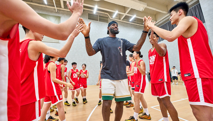 NBA球星排队来到中国，运动大牌瞄准“10后”