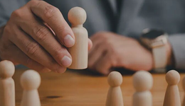 现在的并购，流行直接挖人