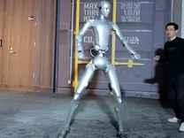 腾空侧踢“逼退”王兴兴，宇树放出人形机器人H2最新训练视频