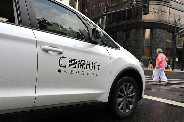 网约车司机捡乘客相机拒不归还，曹操出行回应：会兜底赔偿