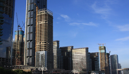 2025年，互联网为什么疯狂“买地”？