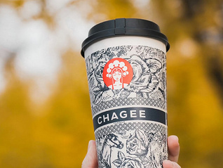 奶茶店员拍短视频：一边博流量一边翻车