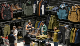 始祖鸟成了海南特产，东北人在三亚疯狂扫货