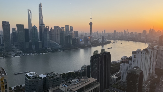 上海新年“第一拍”两宗地底价成交，2025年卖地揽金2453亿