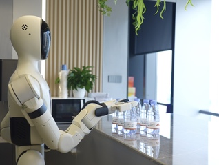 广州琶洲新野心：大湾区首个给AI团队“带订单”的孵化器