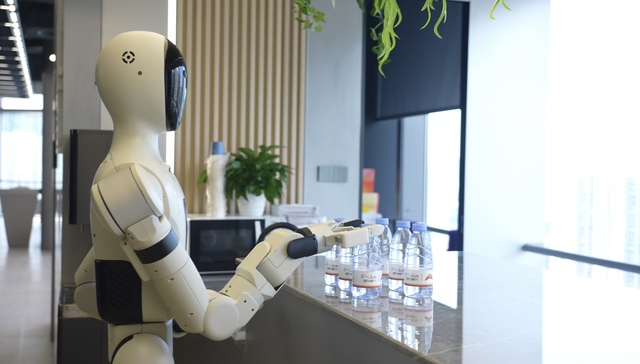 广州琶洲新野心：大湾区首个给AI团队“带订单”的孵化器