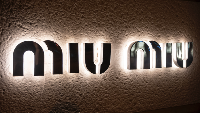 一条152000元！miu miu镶钻“围裙”引热议