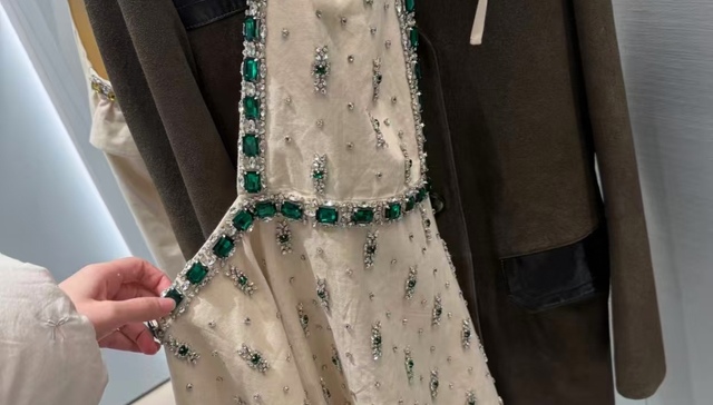 152,000 yuan for an apron? Miu Miu's crystal dress sets off online debate