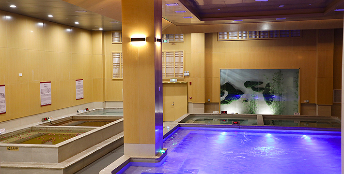 100元玩一天，年轻人扎堆的汤泉还能火多久