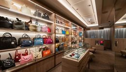 二手高奢与本土新锐夹击，轻奢品牌如何反攻？