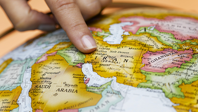 关税命运待决之际，特朗普又下令对伊朗所有贸易伙伴加收25%关税