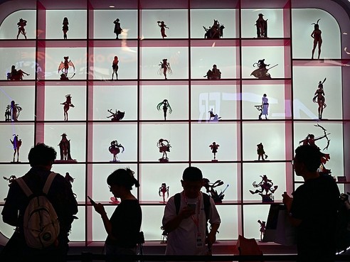 这个社会的人们非常在乎立场，总是在两个极端之间做选择 | 专访