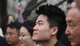 董宇辉比于东来还会赚钱