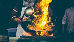 猛砸1个亿，盯上炒菜机器人，厨电巨头“杀”入餐厅后厨