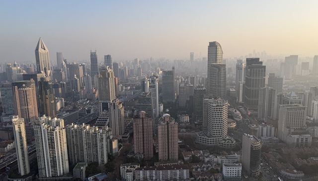 2025年;上海商办市场;写字楼需求收缩;大宗交易筑底企稳